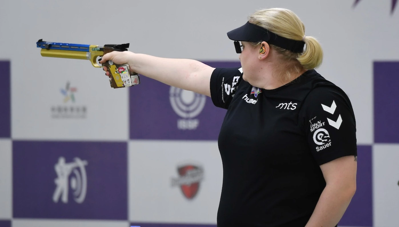 Zorana Arunović wins the women's 10-metre air-pistol gold medal in Taranto