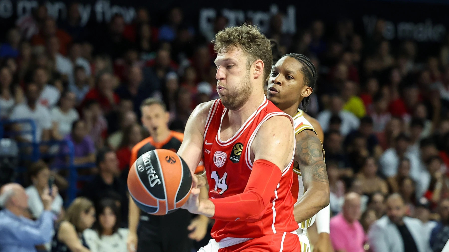 Crvena Zvezda lose 89-87 to Olympiacos after Vezenkov scores the final six points