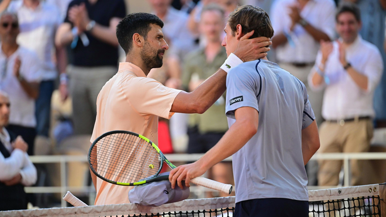 Novak Djokovic at Roland Garros in the official second-round report - inline angle