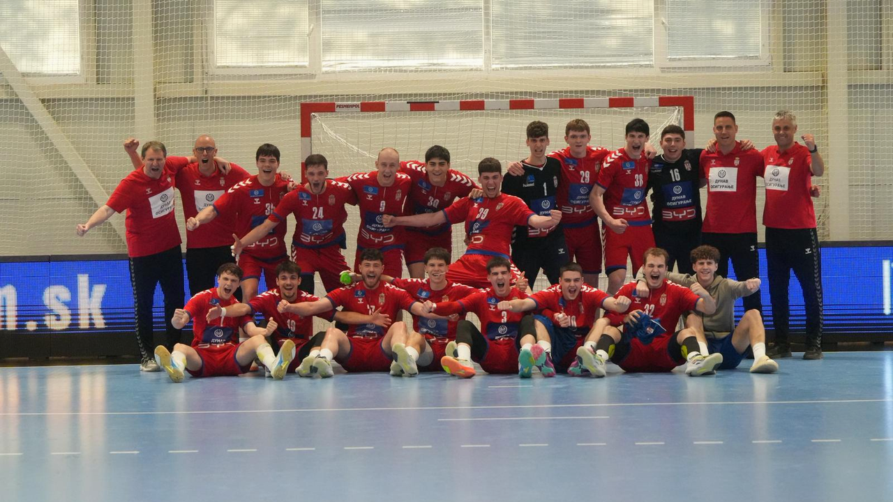 Serbia cadet handball team during official training in Loznica - inline angle