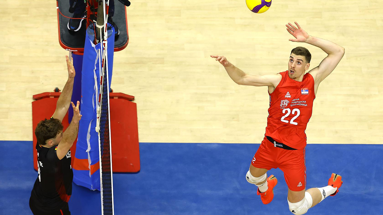 Serbia attack Brazil at the net during the VNL week