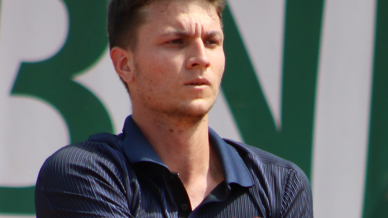 Miomir Kecmanovic on a clay court