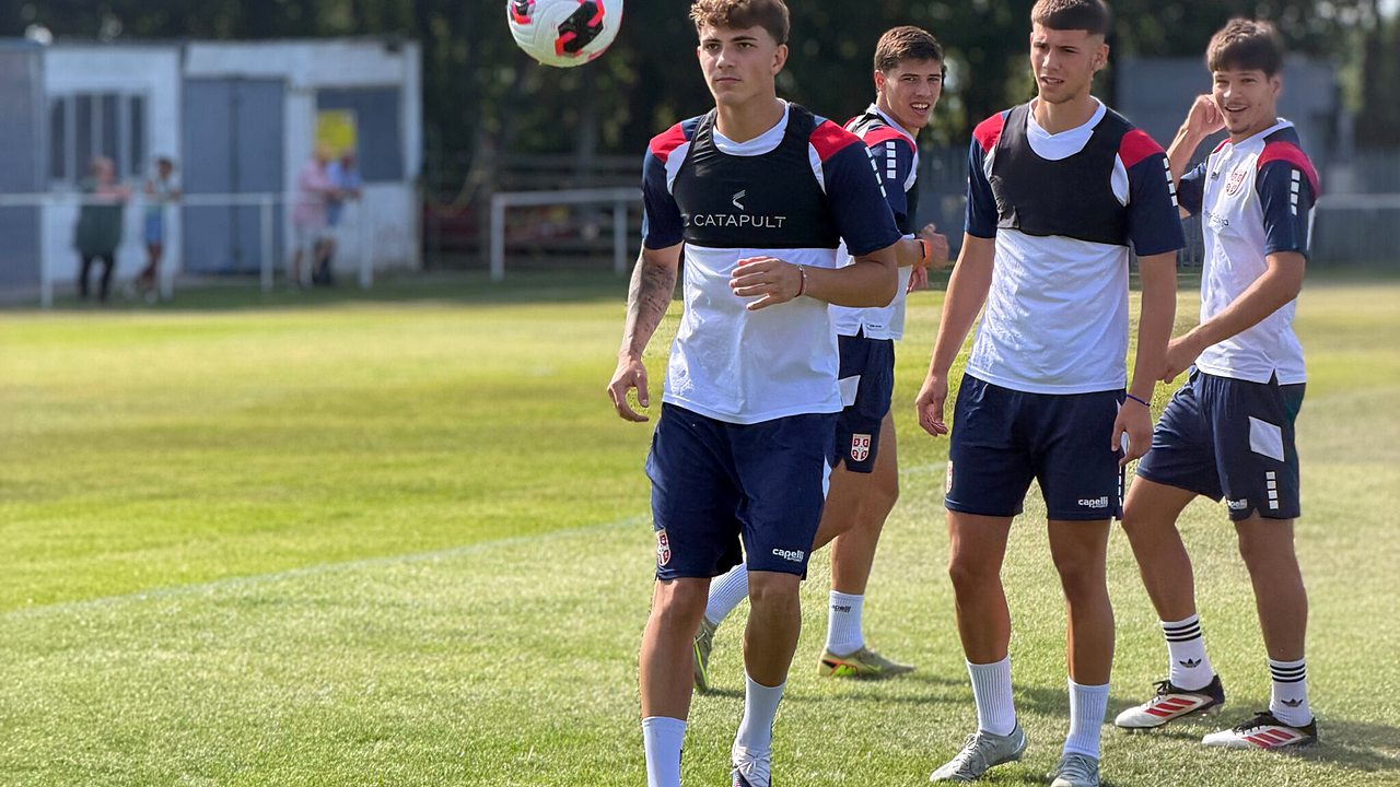 Omladinci Srbije prvi trening u Velsu pretvaraju u odbrojavanje do Italije
