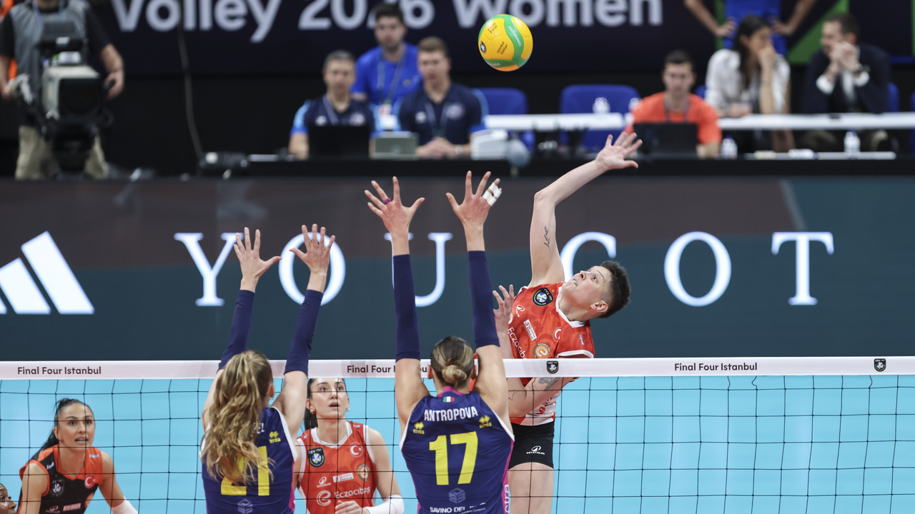 Eczacibasi and Scandicci players contesting the 2026 Champions League semifinal