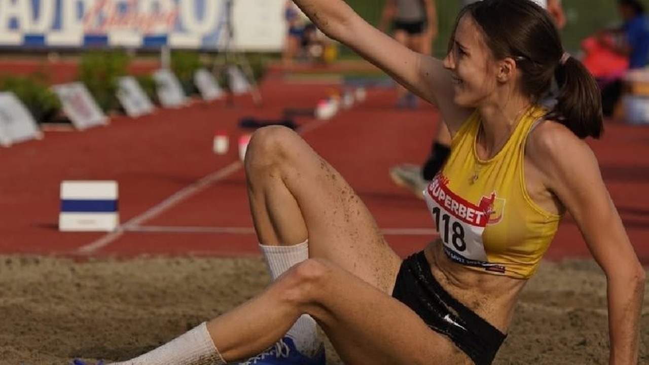 Aleksandrija Mitrović lands in a triple jump pit