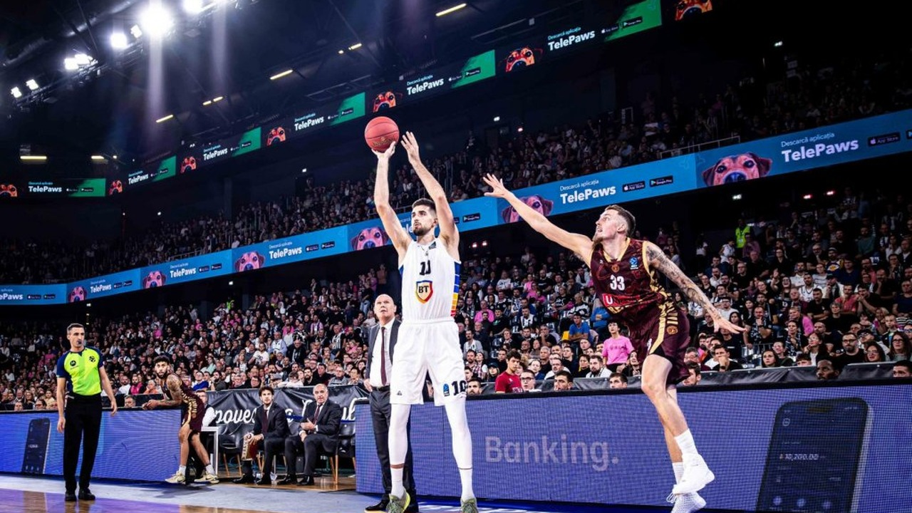 Dušan Miletić takes a jump shot for Cluj