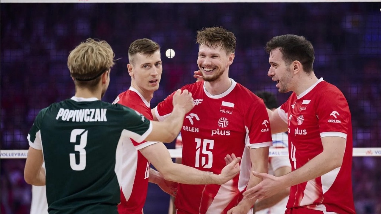 Poland volleyball players celebrate together near the net