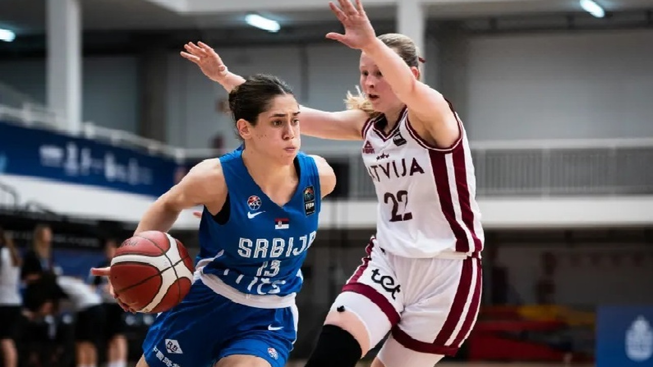 A Serbia under-18 basketball player attacks against Latvia