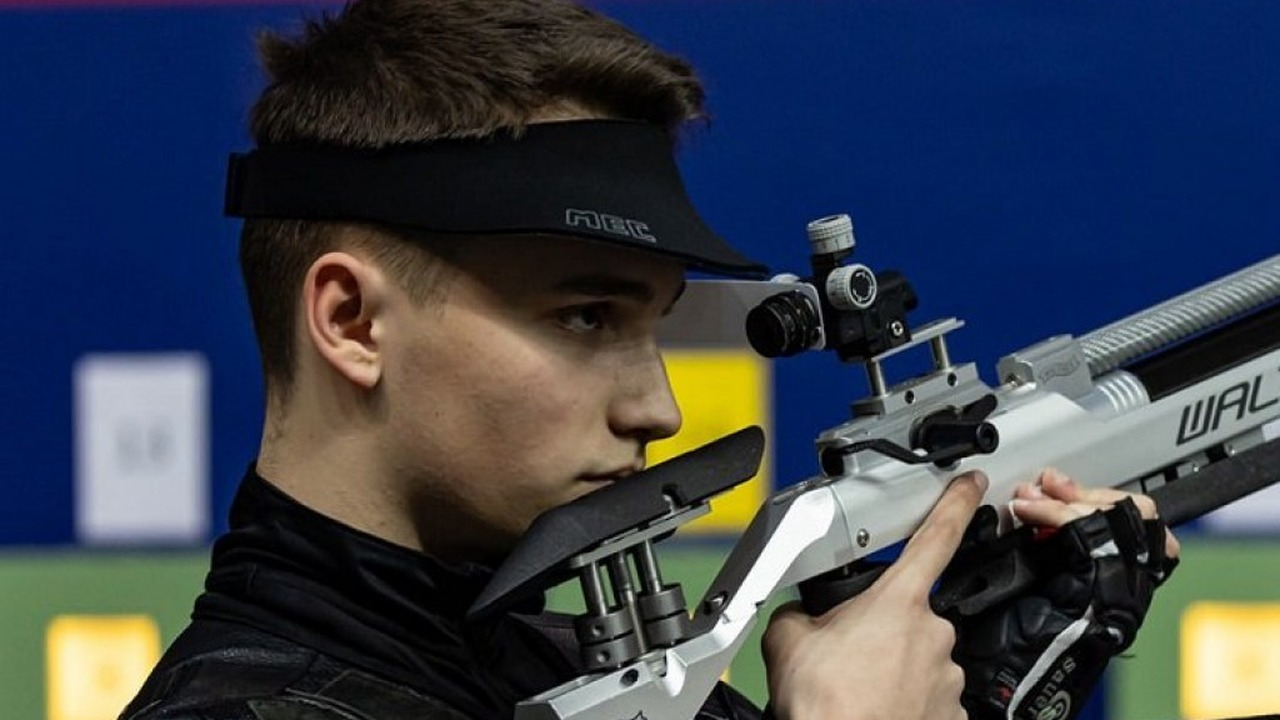 Aleksa Rakonjac aims an air rifle during a competition