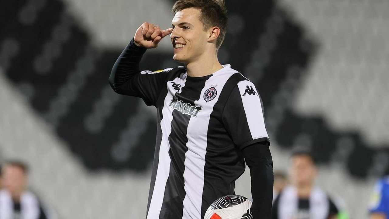 Fudbaler Partizana drži loptu i slavi tokom utakmice