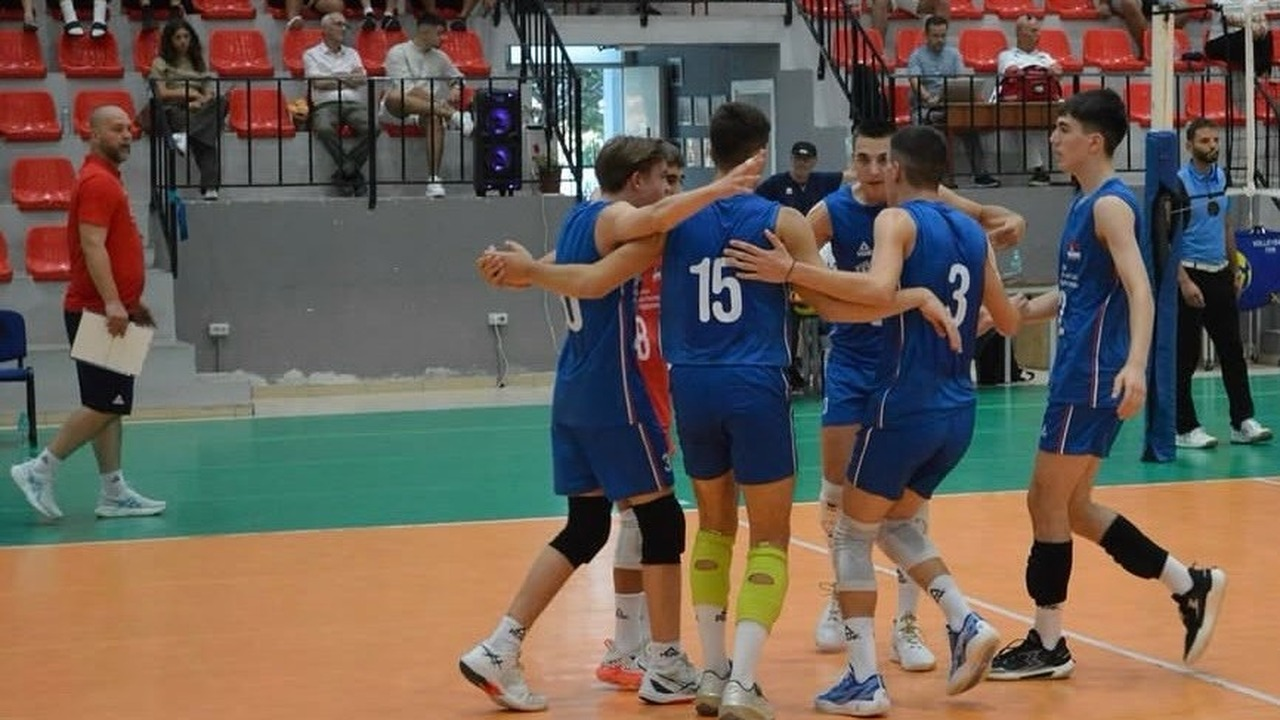 Odbojkašice Rusije stoje zajedno pored terena