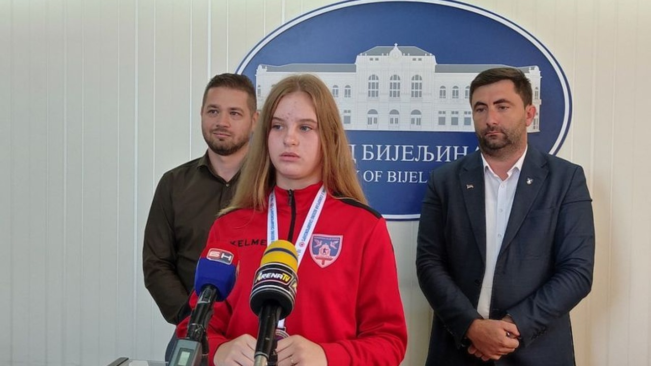 Dunja Vukšić speaks at a reception after a boxing medal