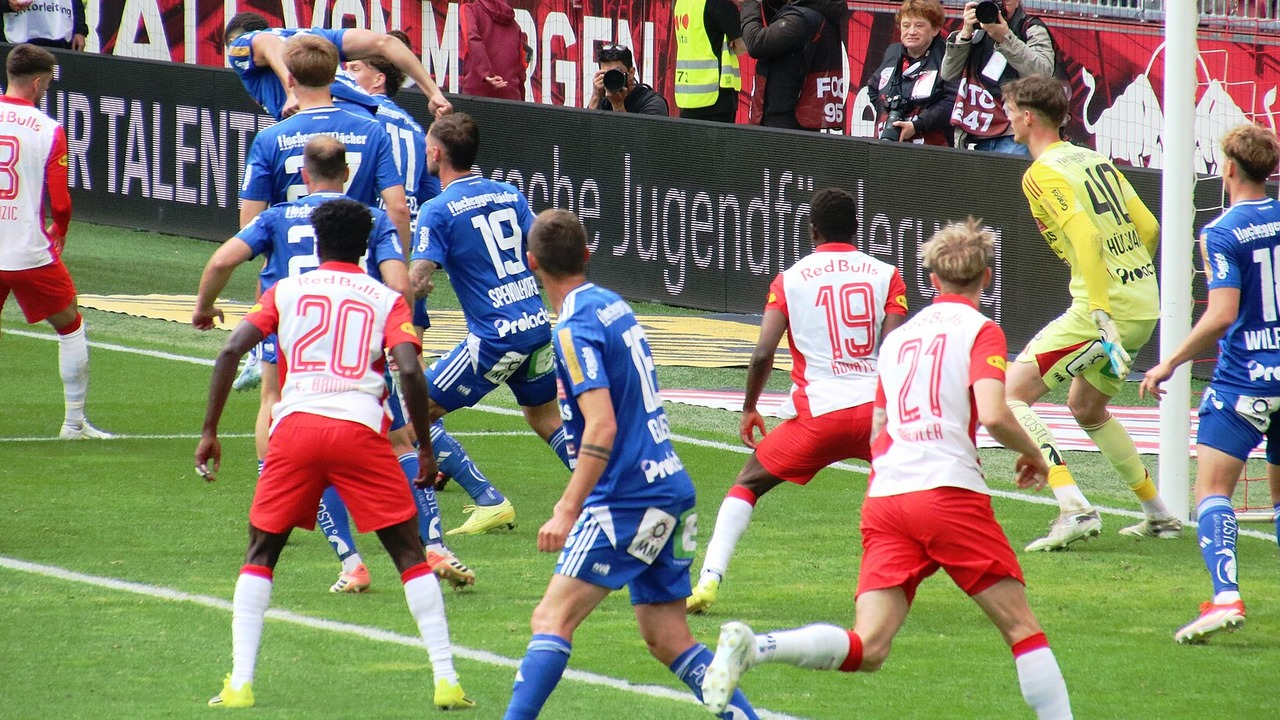 Aleksa Terzić stands inside the penalty area during a Salzburg match