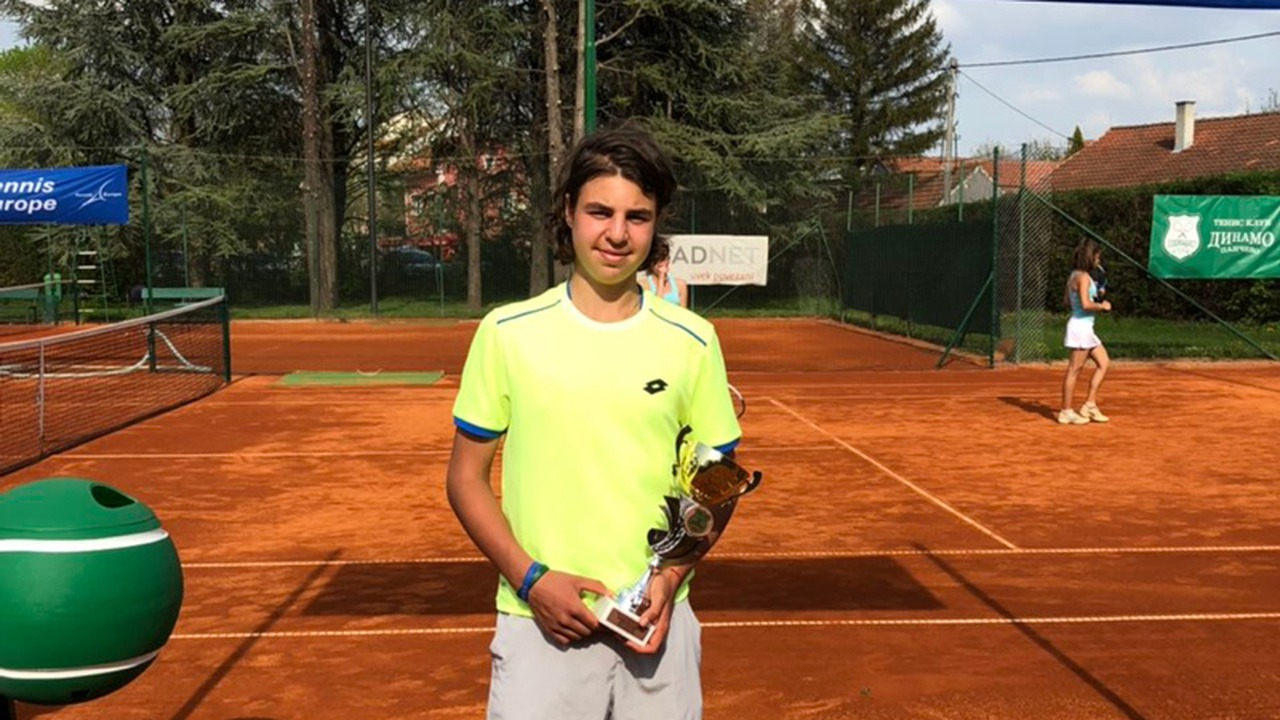 Two junior tennis players hold trophies in Pančevo