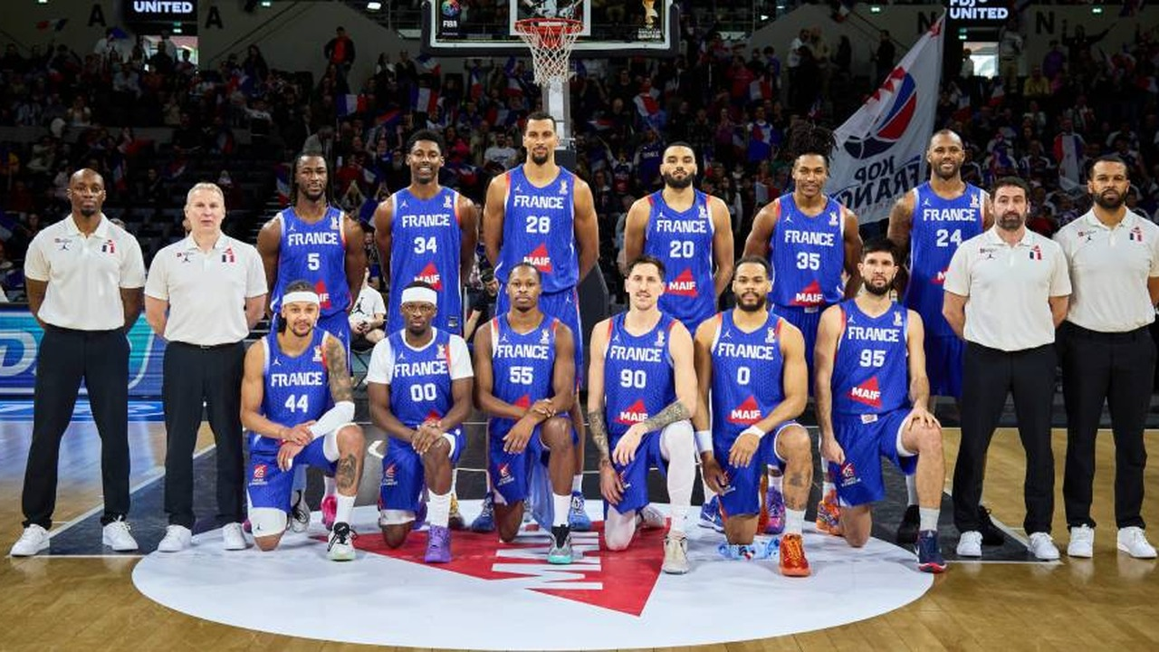 France basketball players pose together in blue jerseys