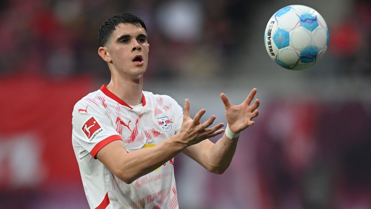 Kosta Nedeljkovic controls the ball in an RB Leipzig shirt
