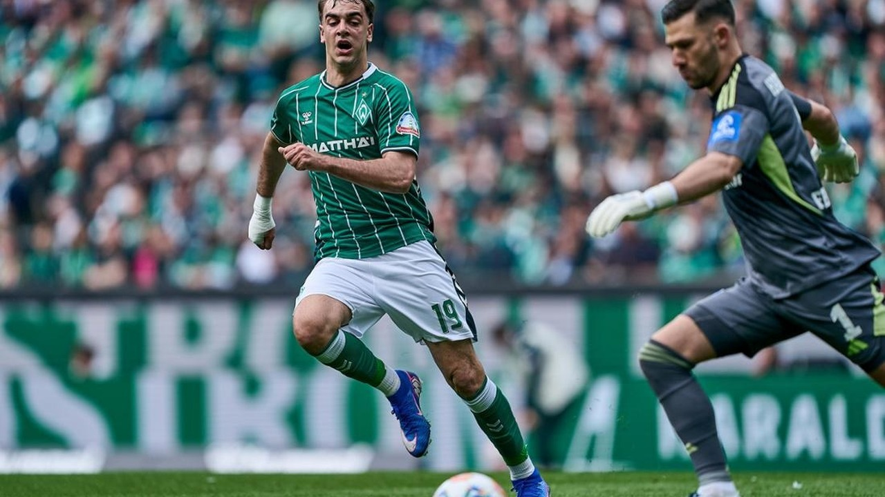 Jovan Milosevic carries the ball during a Werder Bremen match