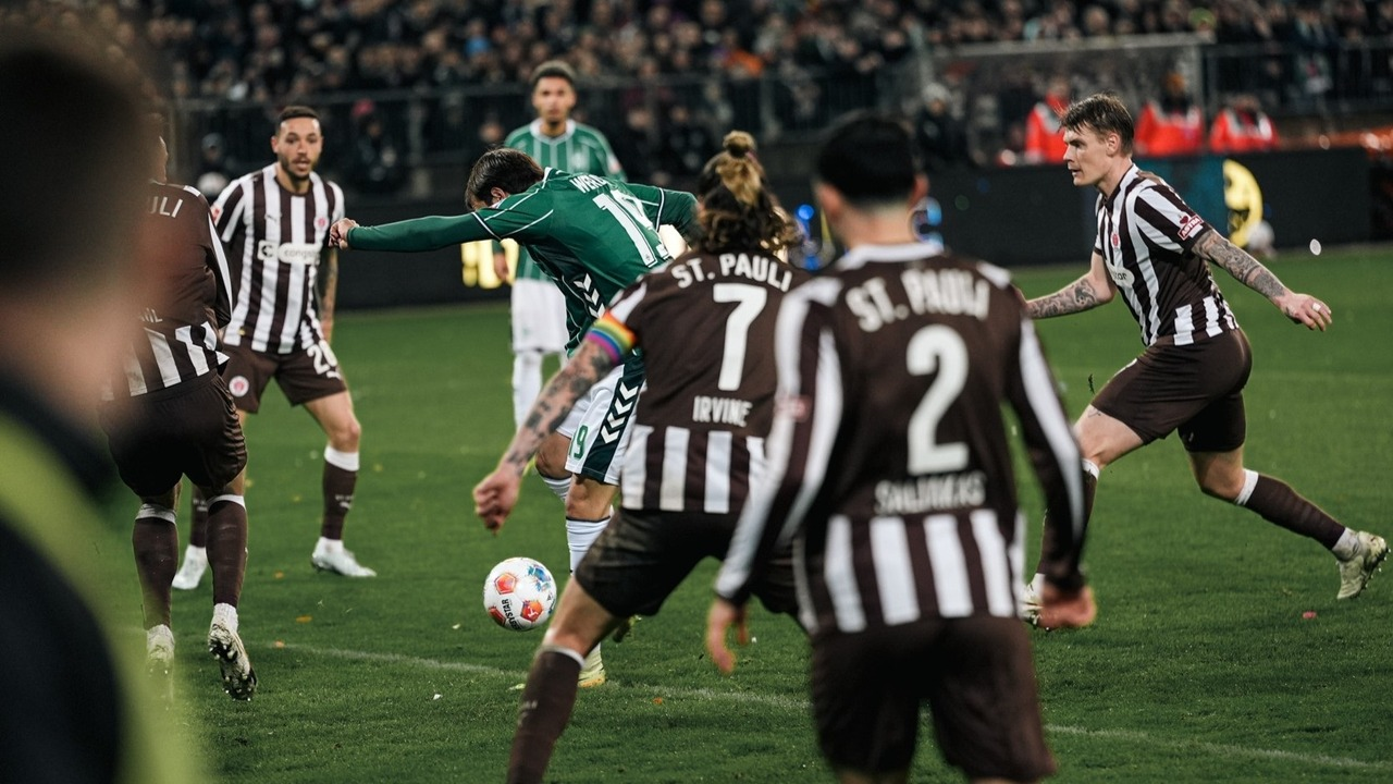 Jovan Milosevic runs with the ball for Werder Bremen