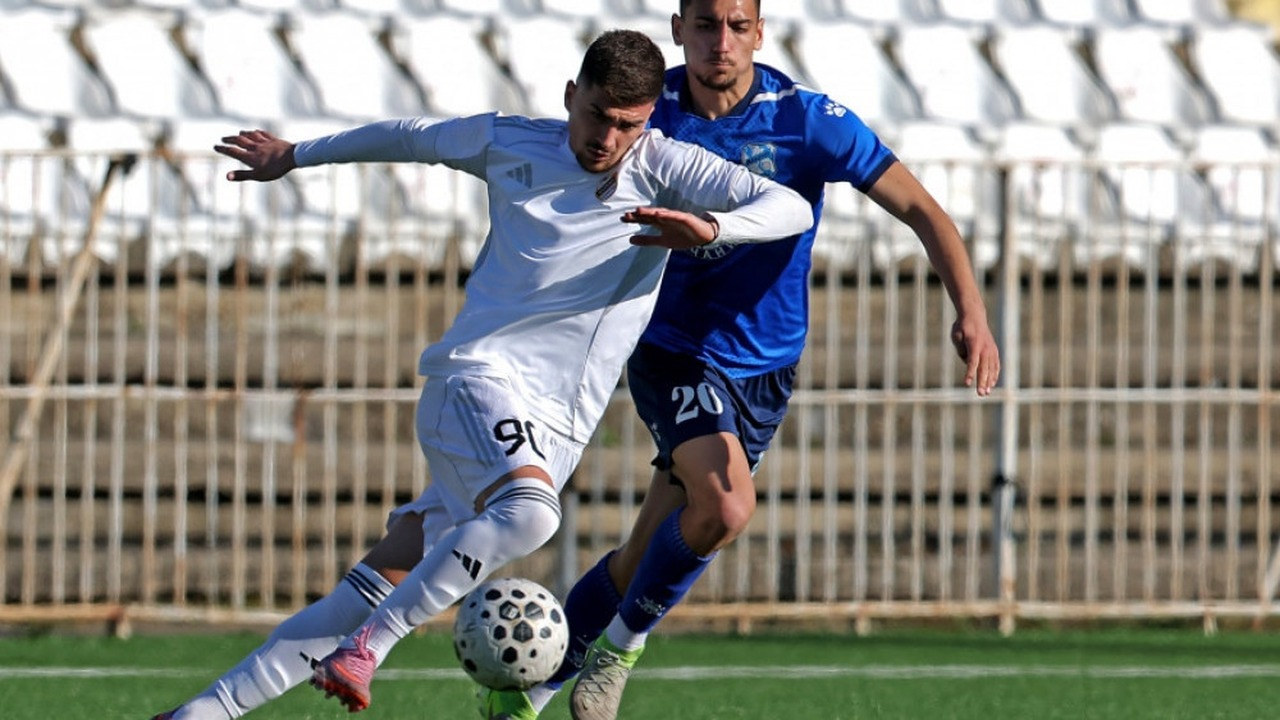 Cukaricki players move forward during a match