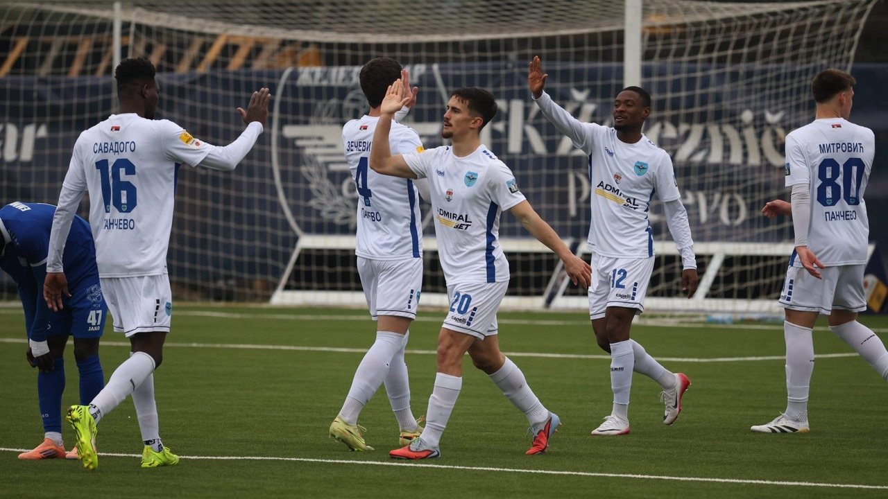 Zeleznicar players celebrate together