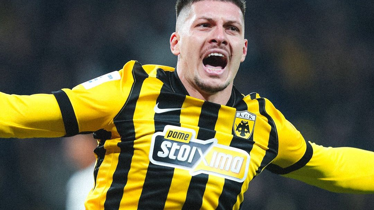 Luka Jovic celebrates in an AEK shirt