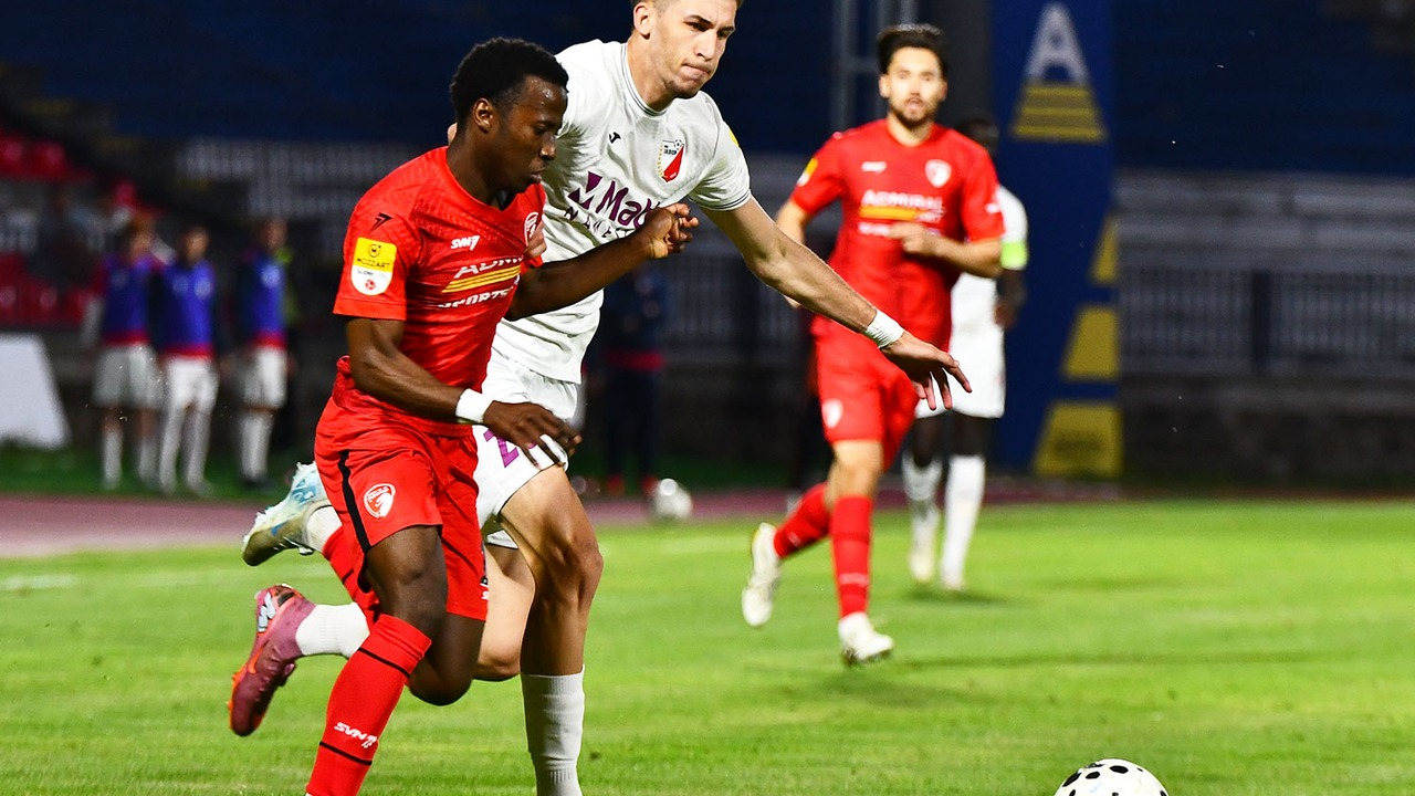 Radnicki 1923 and IMT players contest the ball