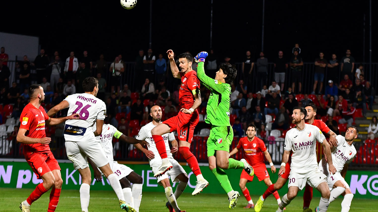 Radnicki 1923 and IMT players contest a high ball