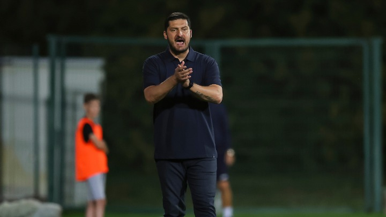 The Radnik coach directs his team from the touchline