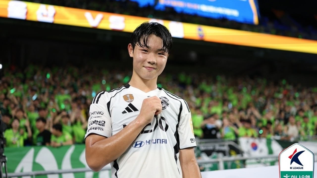 Je-gon Kim greets supporters during his time with Jeonbuk