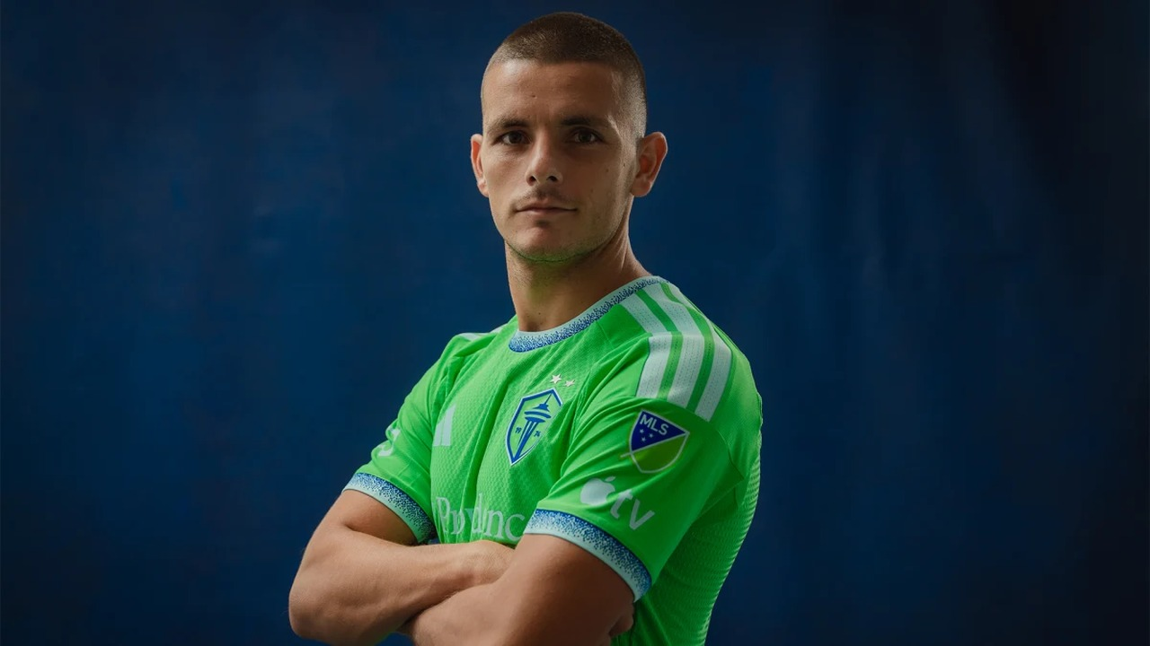 Dejan Joveljic in a Seattle shirt