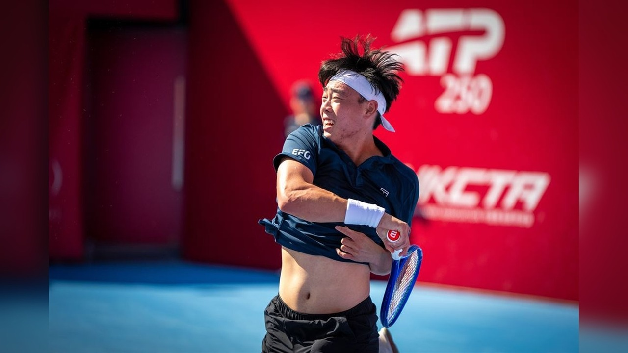 Coleman Wong follows the ball during a hard-court match
