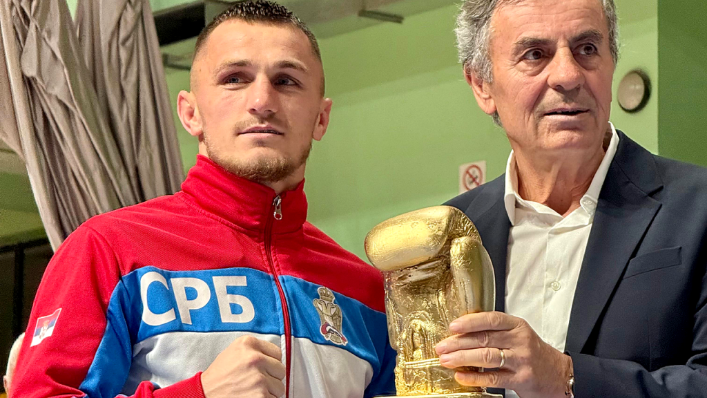 Almir Memic sa turnirskim trofejom