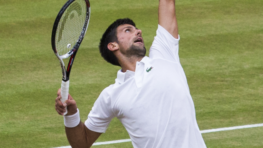 Novak Đoković servira na travi