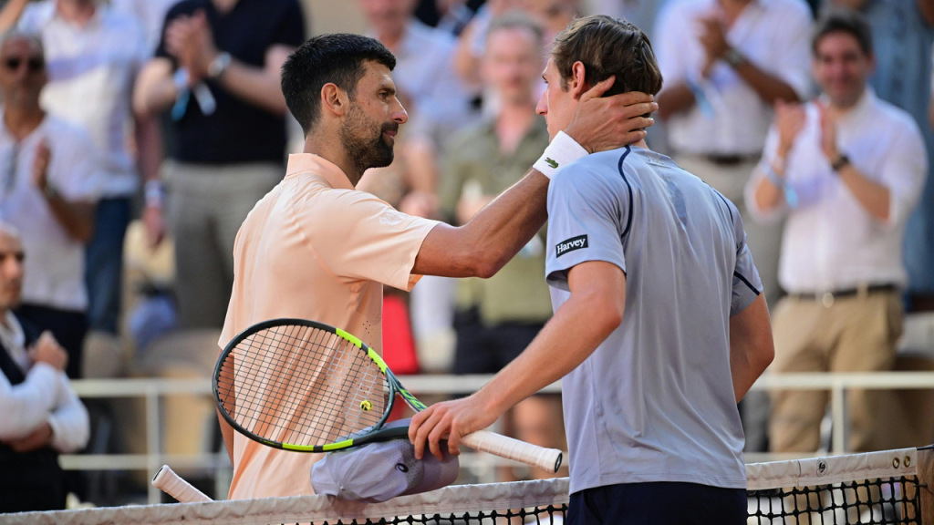 Djokovic pozdravlja protivnika posle meca na Rolan Garosu