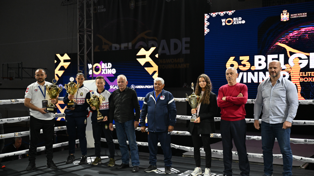 Zvaničnici European Boxing tokom službenog događaja