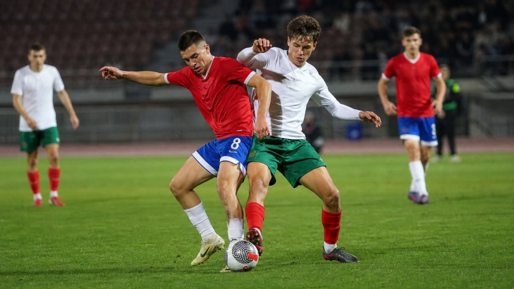 Omladinci Srbije i Portugala u borbi za loptu