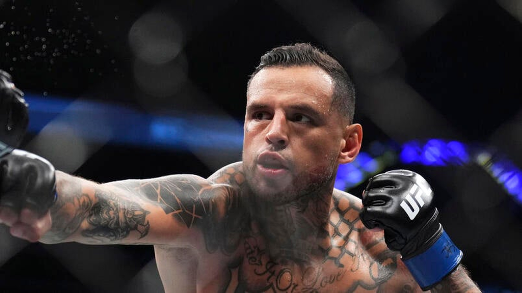 Daniel Rodriguez zadaje udarac u UFC akciji