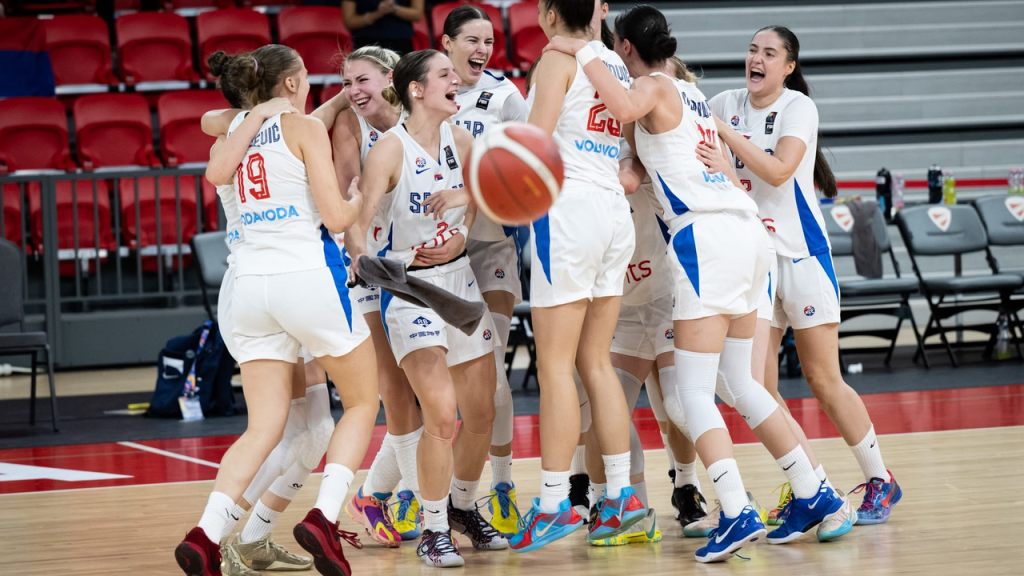 Srpkinje U20 slave zajedno tokom FIBA utakmice