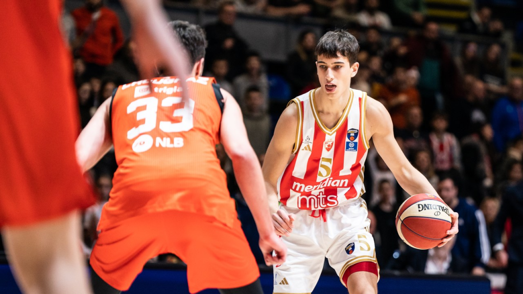 Aleksej Nedeljković vodi loptu za Crvenu zvezdu