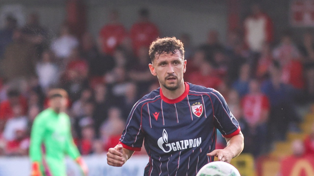 Igrači Crvene zvezde napadaju na utakmici sa Larnom