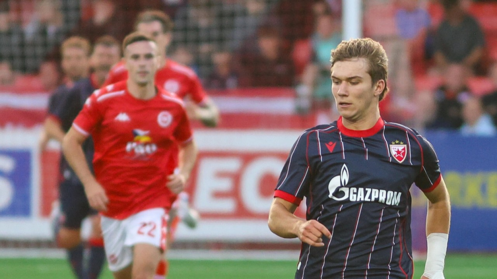 Igrači Crvene zvezde pozdravljaju navijače posle meča