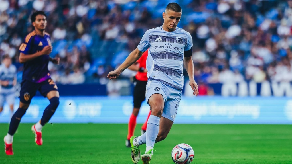 Dejan Joveljić vodi loptu za Sporting Kanzas Siti
