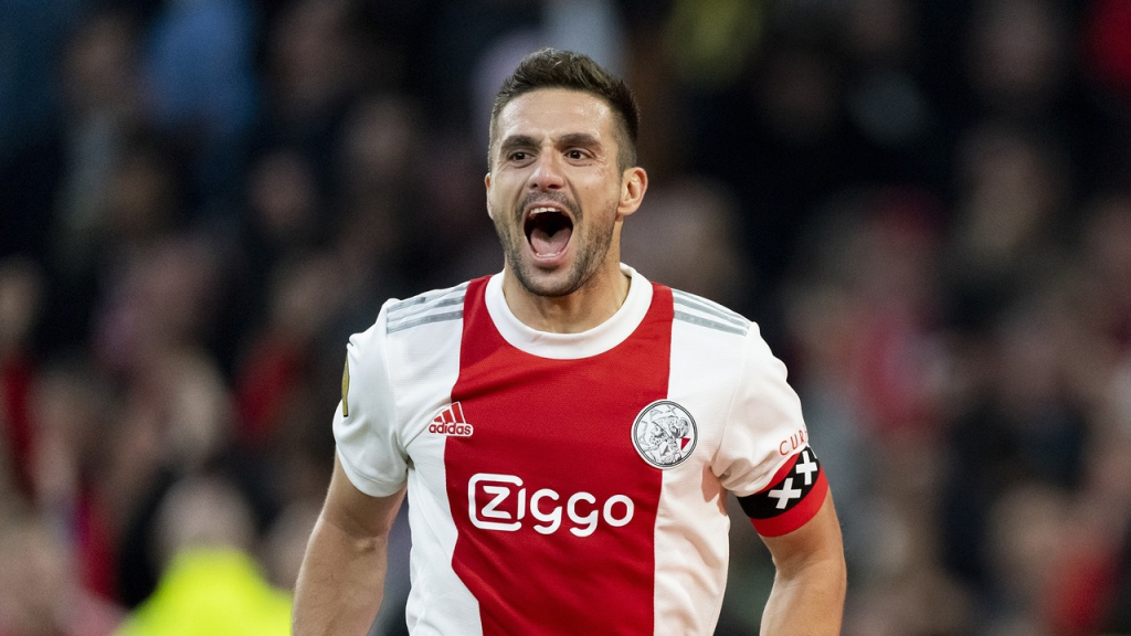 Dušan Tadić slavi pogodak u dresu Ajaksa