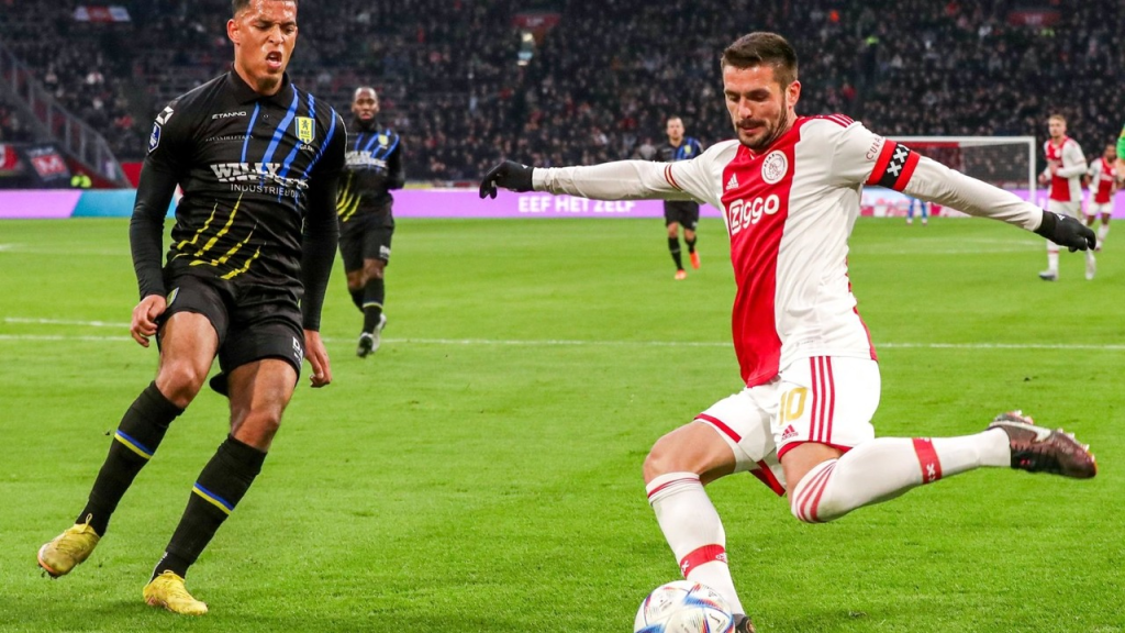 Dušan Tadić kontroliše loptu tokom utakmice Ajaksa