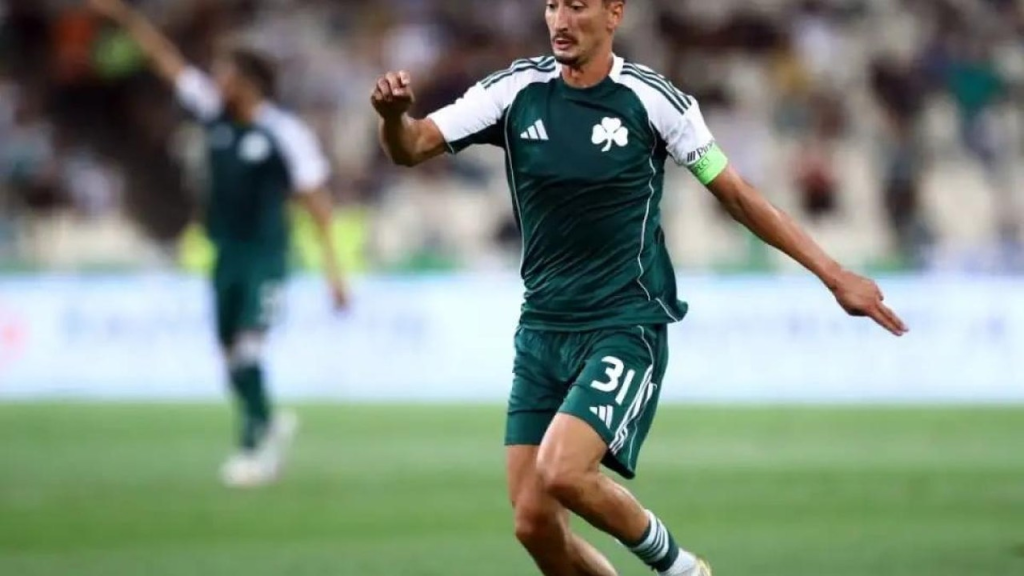 Filip Đuričić kontroliše loptu tokom fudbalske utakmice