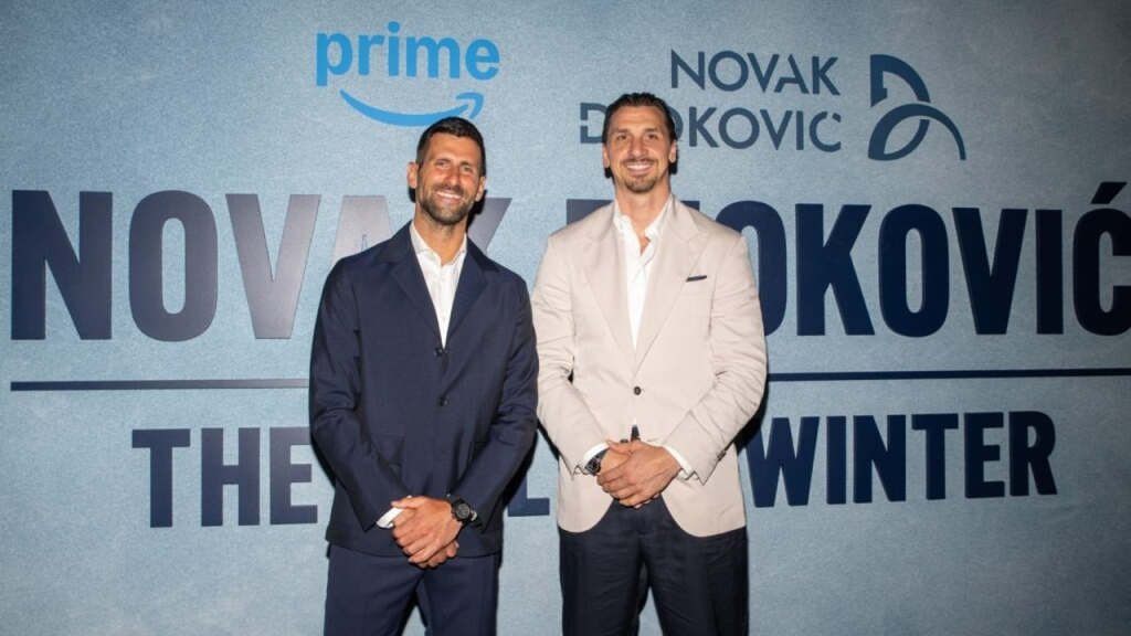 Novak Đoković stoji sa gostom na javnom događaju