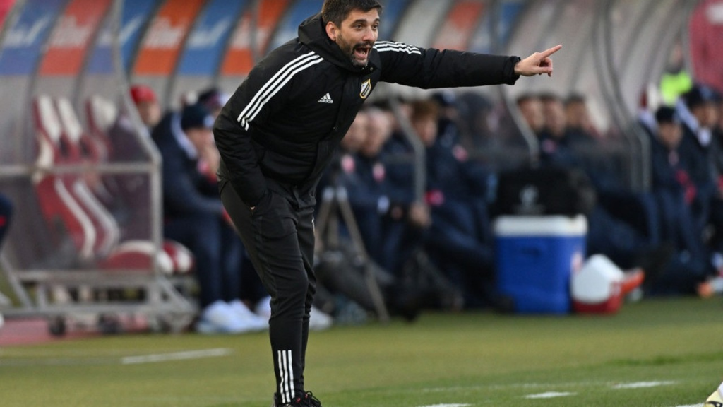 Marko Savić daje uputstva pored fudbalskog terena