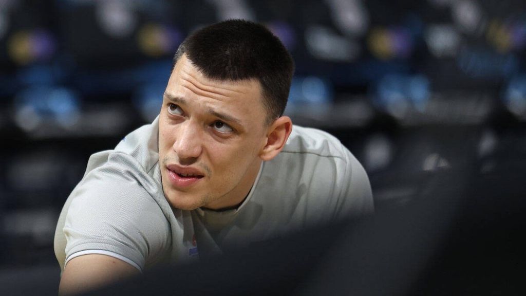 Nikola Tanasković gleda ka kameri u košarkaškoj opremi