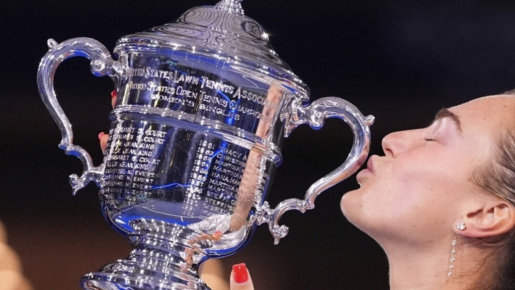 Arina Sabalenka ljubi pehar Ju-Es opena