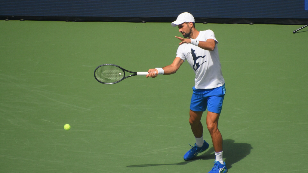 Novak Đoković vežba forhend na tvrdoj podlozi pred Ju-Es open